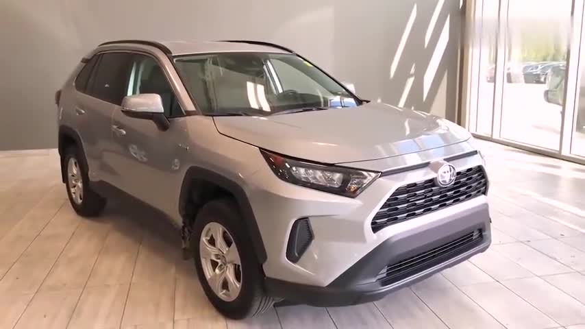 视频：2021款丰田RAV4混动版到店，按下钥匙打开车门，才知道啥叫改变