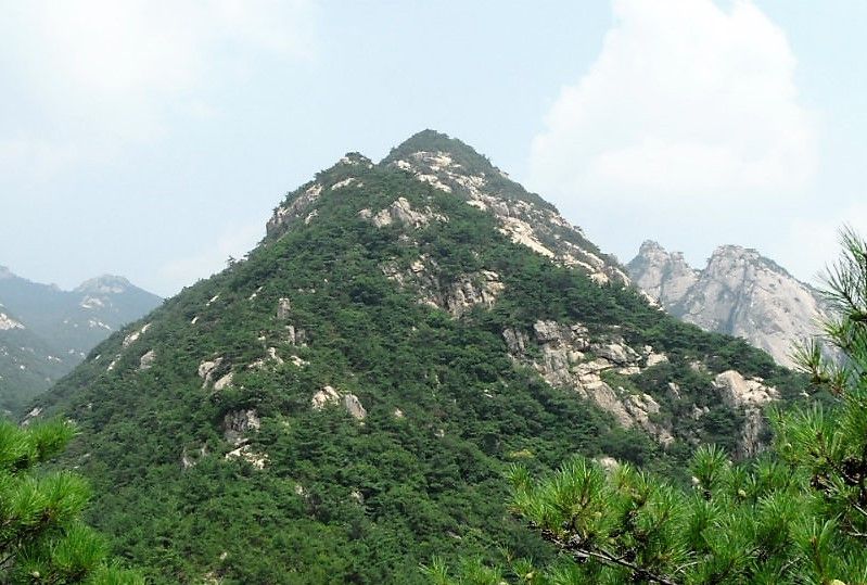 6 无染寺位于昆嵛山主峰泰礴顶南麓一条幽静的山谷里,属威海市文登