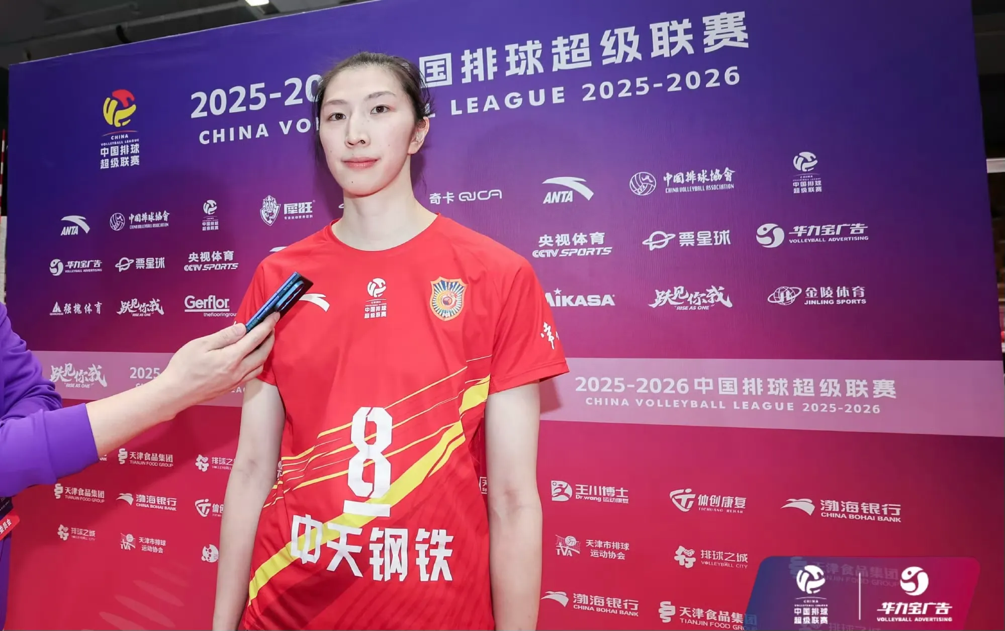 江苏大胜却有隐患：主攻太累，接应副攻隐身，这打法毁掉中国女排