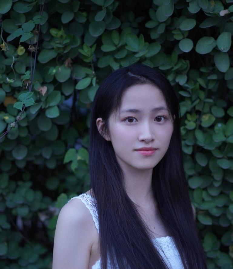 杨肸子全新浪漫街拍,身穿一袭白纱裙,尽显清新唯美