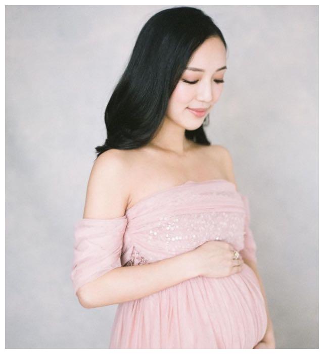 10月19日,霍启刚的堂妹在个人社交平台上晒出了自己的孕妇照.