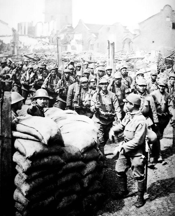 淞沪会战发起总攻的日军:坦克在前面开路 挥舞着军刀追杀__财经头条