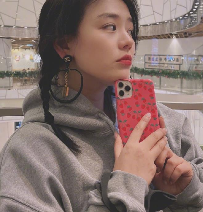 马思纯抑郁症后久违晒照,成功瘦出好状态,扎起麻花辫如邻家少女_高清