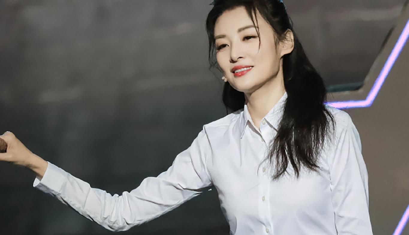 52岁周涛越老越会穿,白衬衫配裙子简约优雅,看着不像年过半百