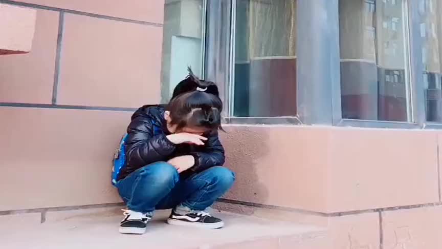 相差15岁的妹妹,一个人躲在角落里哭,哥哥回来后一切都变了