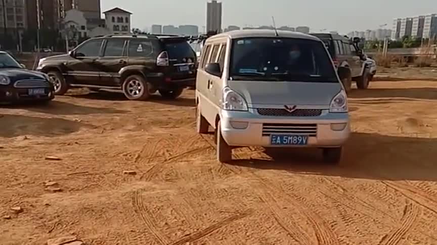 村长开着五菱宏光玩越野,基本上没有牧马人什么事儿了,真长脸!