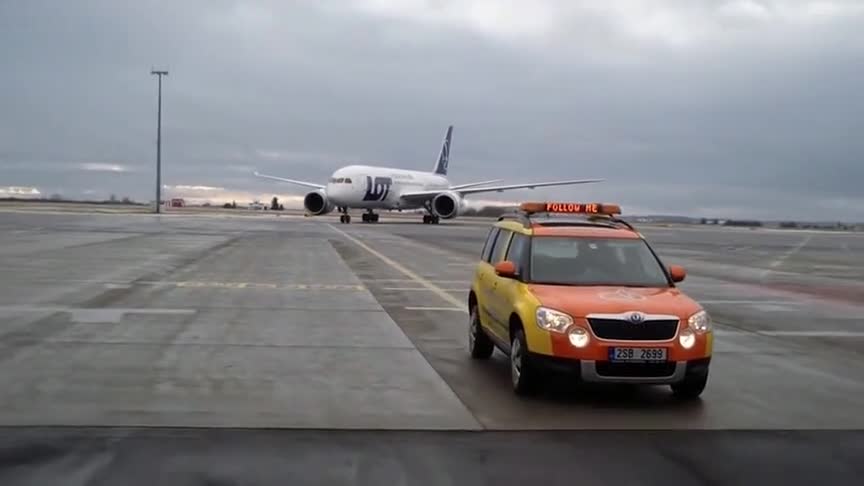 客机降落后去哪里,让引导车来告诉你