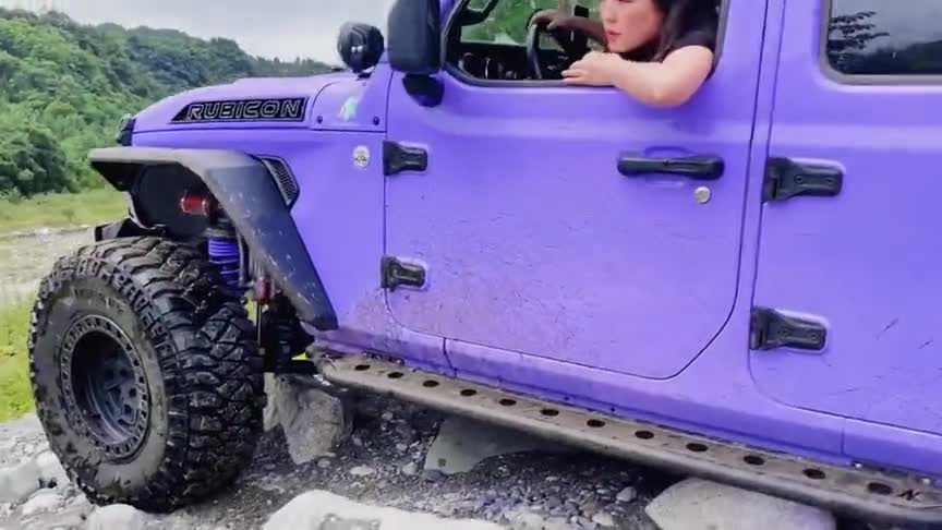 当小姐姐喜欢上牧马人,玩起越野来,见识到了霸气!