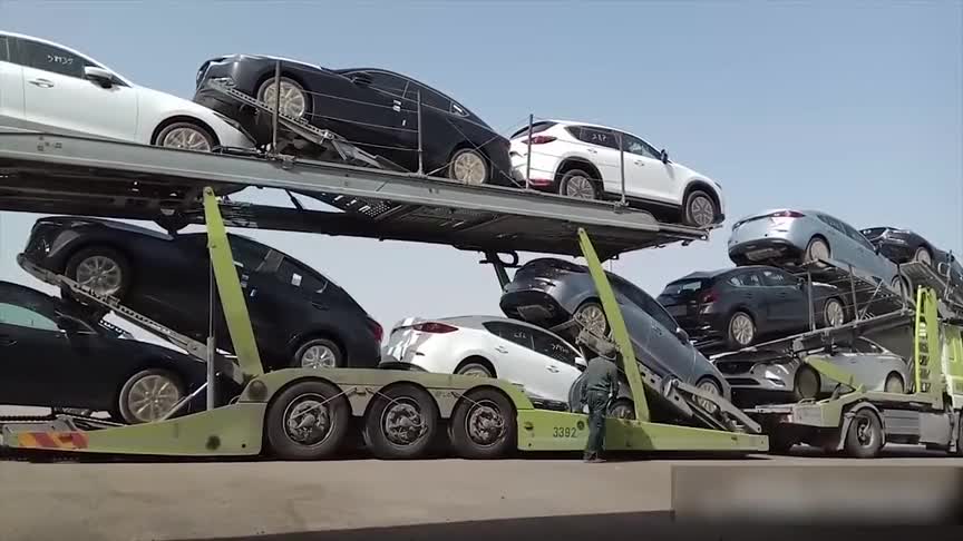 运输汽车的拖挂卡车来卸载,数一下多少辆