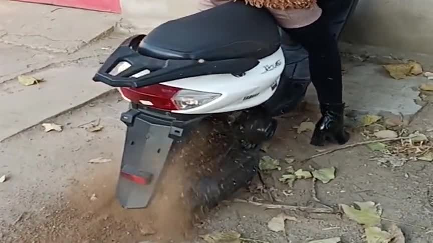 女司机快别闹了小踏板都顶墙上了还加油门穿高跟鞋的原因吧