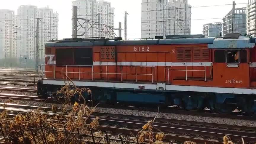 外号小橘子的东风7c内燃机车,单机上行通过杭州艮山门动车所