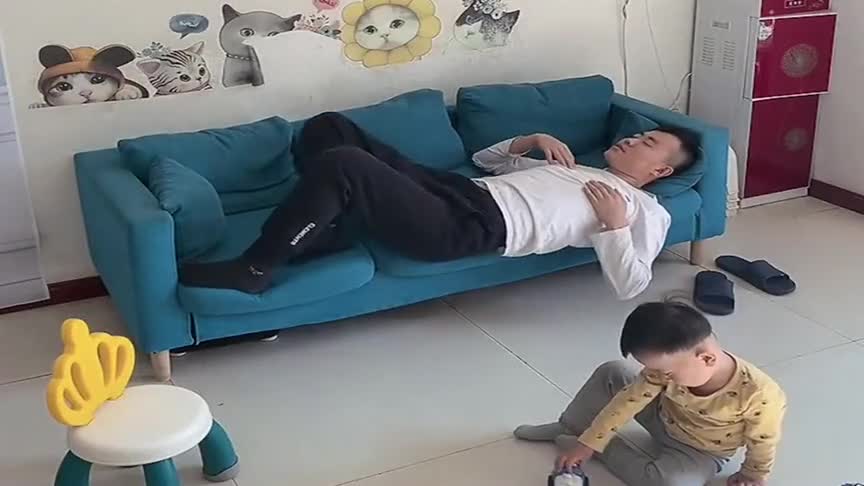 爸爸在沙发上睡觉假装要掉下去了儿子的反应扎心了