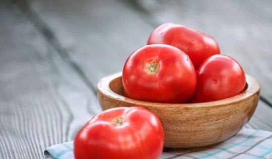 常吃西红柿到底有哪些好处西红柿带来的好处尤其适合老年人