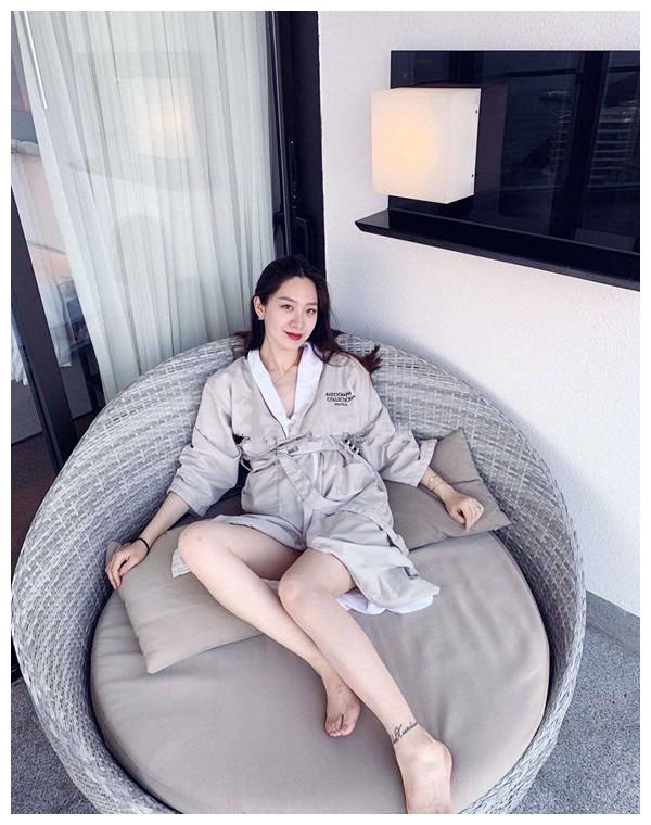 杨思雨是她的一个忠实粉丝,当时她在微博上质问翟晓川,"你怎么回别人