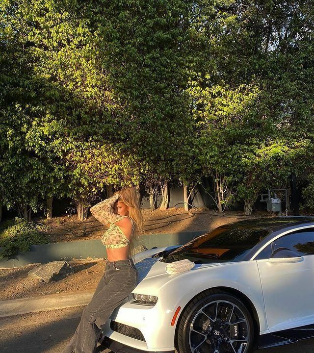 金小妹凯莉詹娜晒豪车与lv包袋合影性感露脐装腰身纤细