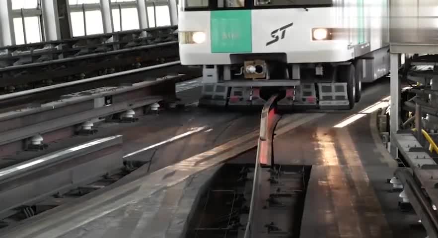 为您推荐: 火车轨道旁边写着"禁止双弓",到底是什么意思?