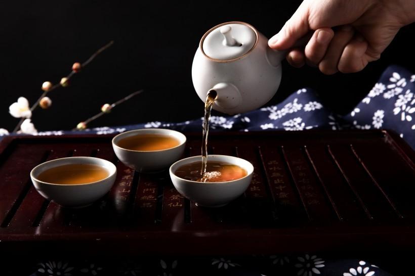 书中内容虽然都是回忆录,但却用"孟婆茶"(孟婆汤)为序,"我在融洽而