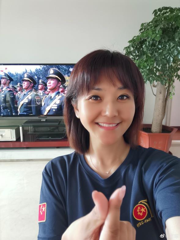 河北台一姐方琼晒青涩旧照,单眼皮变化大,嫁高管老公生活滋润