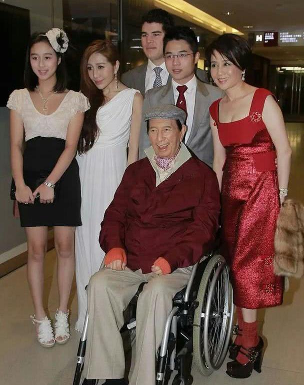 与赌王相差78岁!最小女儿何超欣初显名媛范,同框姚安娜颜值抢镜