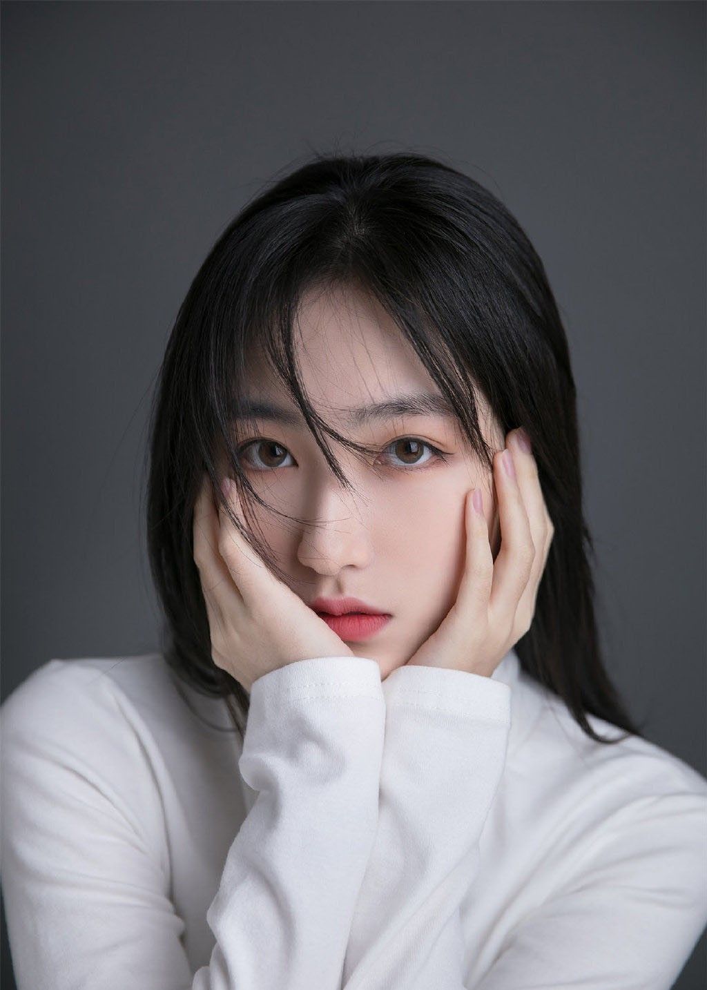 清纯美女简约风白皙养眼写真图片_高清图集_新浪网