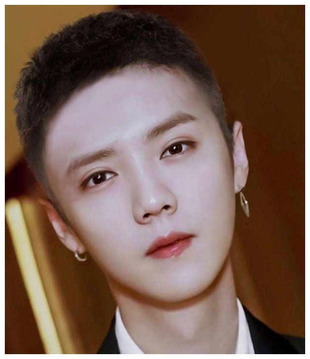 板寸才是男明星的"照妖镜":胡歌成硬汉,蔡徐坤颜值一般般