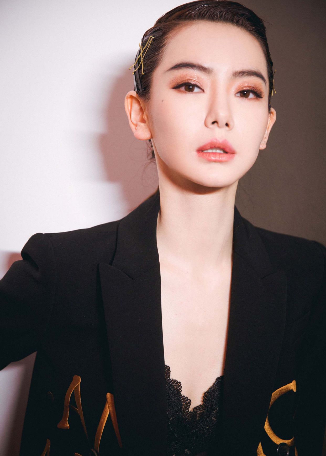 人职场女强人的感觉,十分骨感的脸庞线条分明,自带一种高傲冷艳的气质