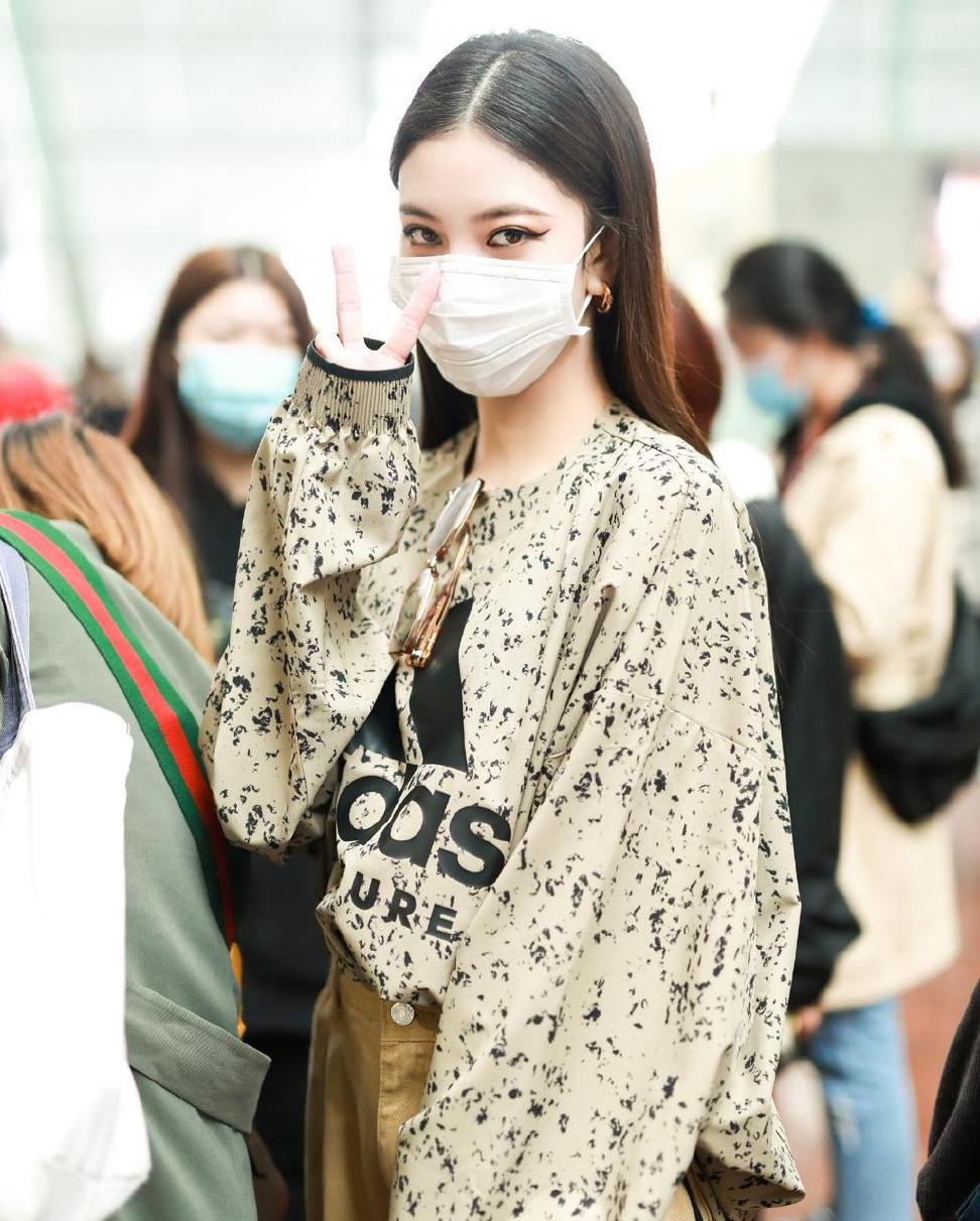 打住谁说休闲运动风会太老土宋妍霏机场私服搭配活力不显老