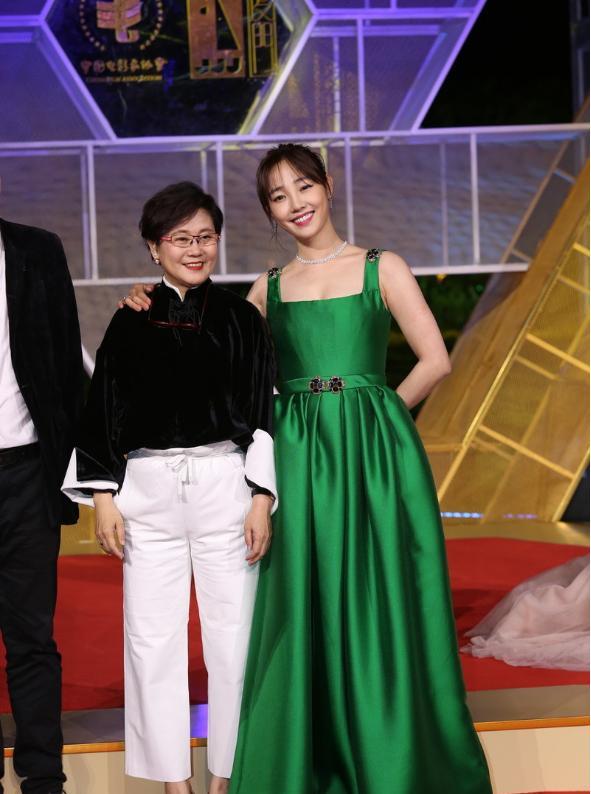 再加上白百何的身高本身就非常有优势,所以穿这件长裙一点不会显得