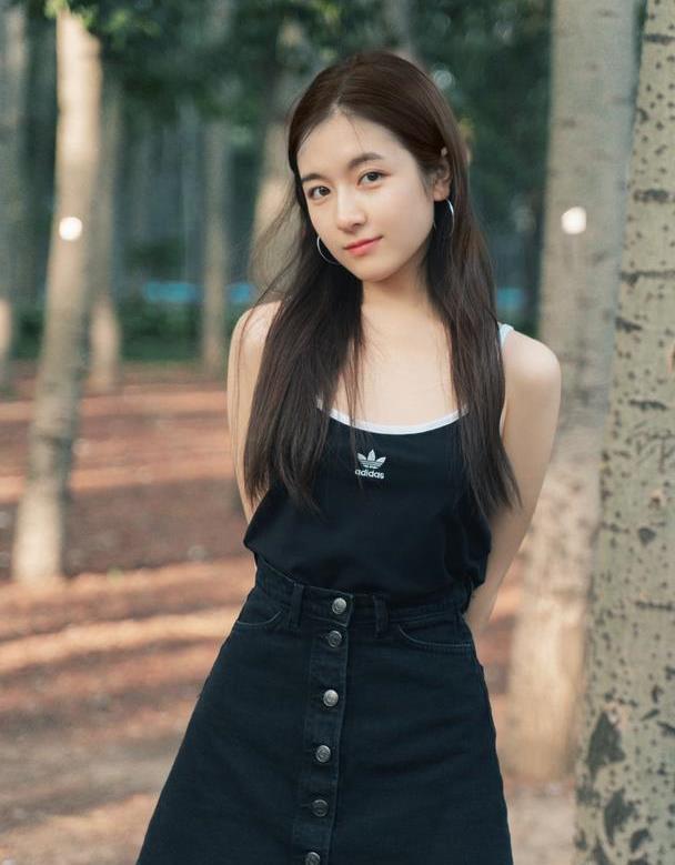 李兰迪减肥成功粉色上衣搭牛仔短裤清纯甜美少女感扑面而来