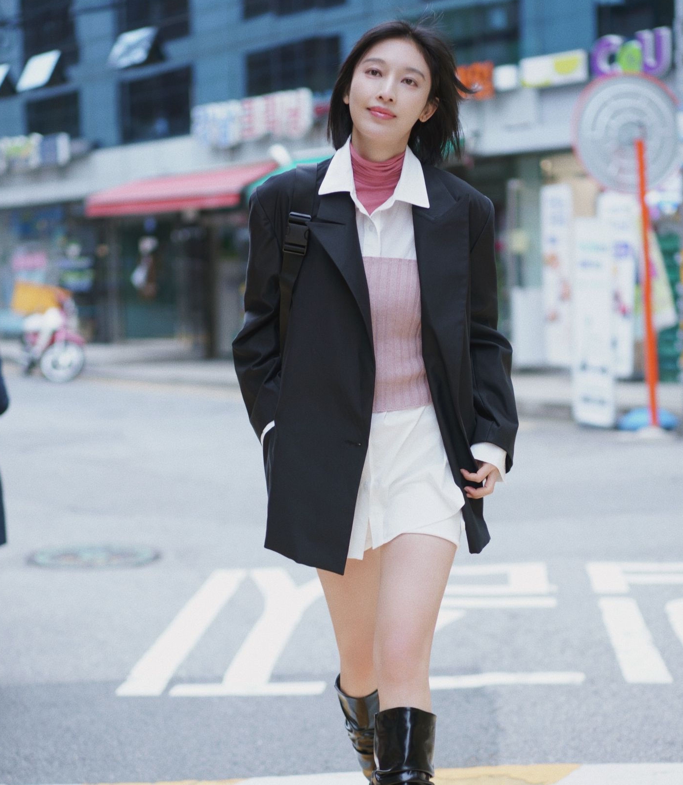 35岁张俪高挑骨感红色腰封搭黑色开叉长裙轻松勾勒锁骨与腰线