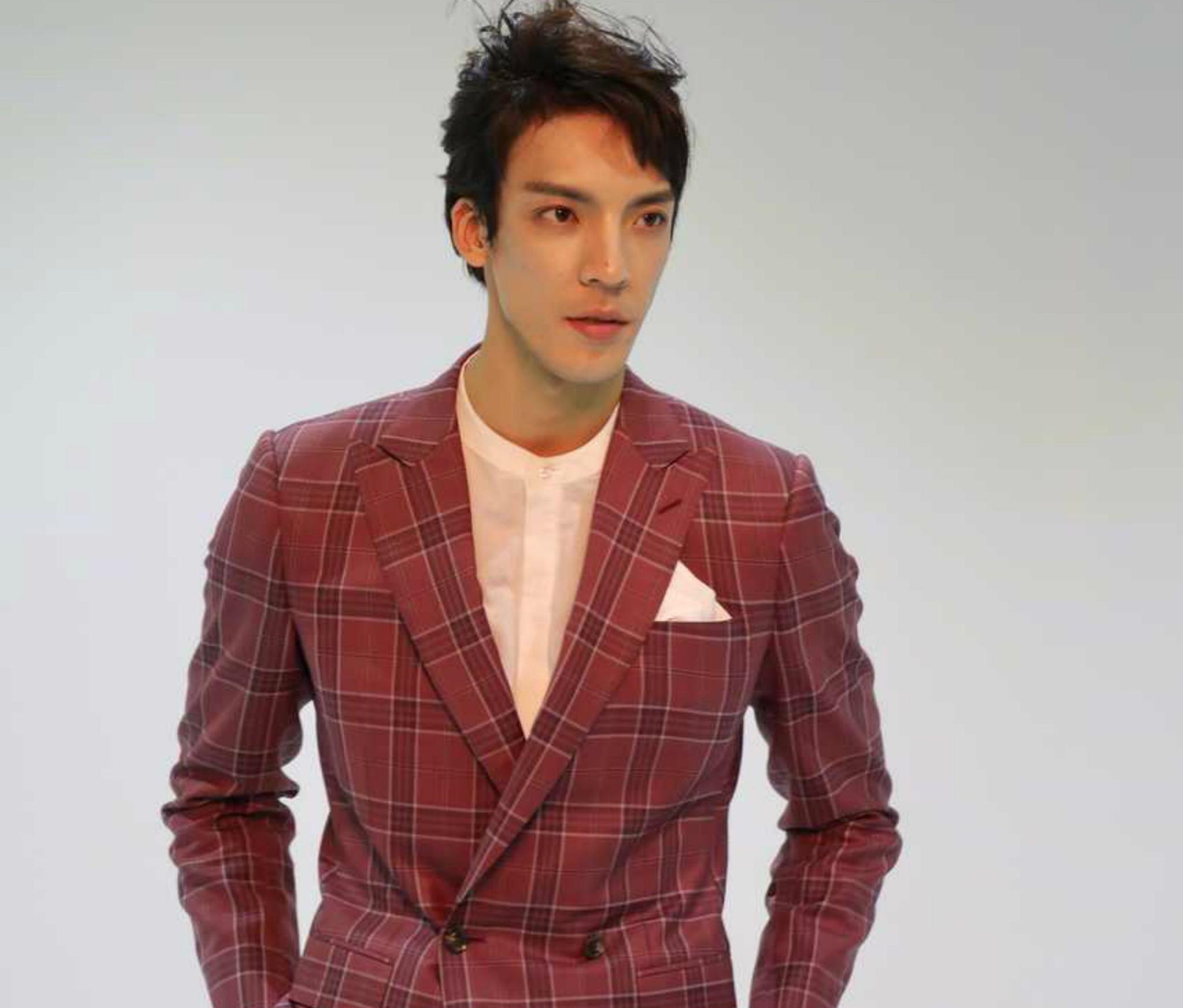 《破冰行动》中的钟伟晒"化妆"后的自己,原来阿伟也是精致男孩_高清