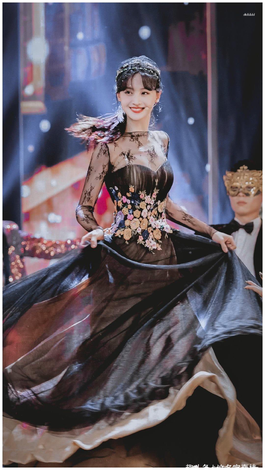 郑爽穿晚礼服跳舞,体态优雅,宛若黑天鹅