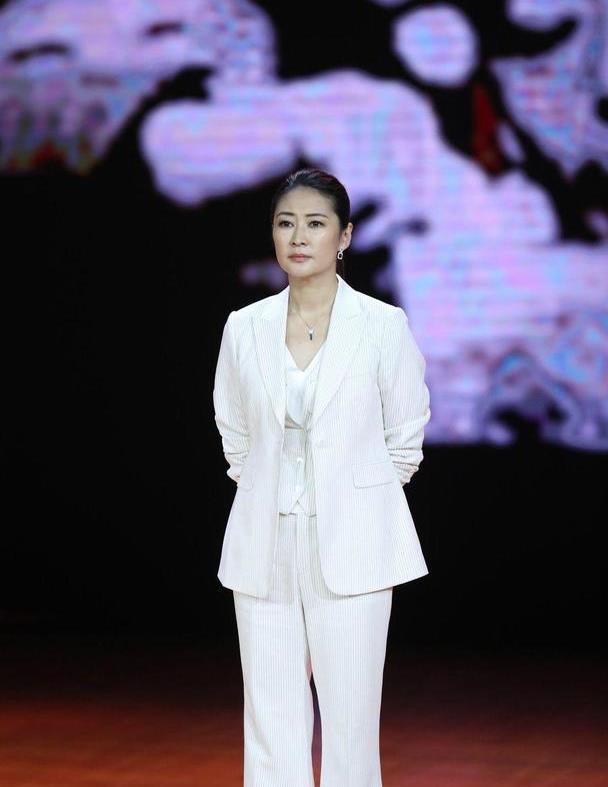 梁静越高调越气质穿金色大露背连衣裙亮相气场全开我不停点赞