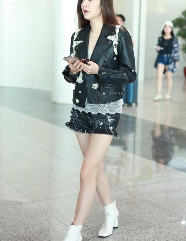 王晓晨也赶时髦了,穿皮衣配短裤秀出玉女腿,再穿小白靴太潮了
