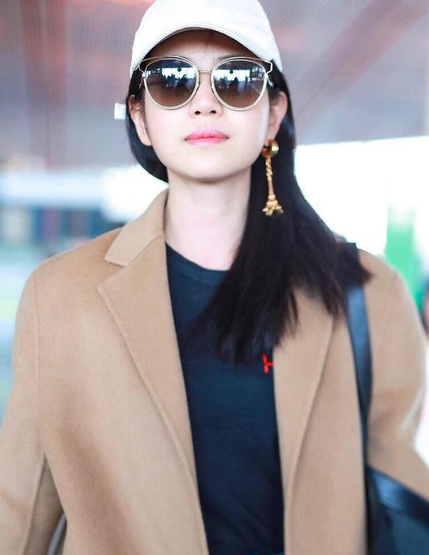 陈妍希当妈后风格都变了,穿驼色大衣配短裤,耳环只戴一边超时髦