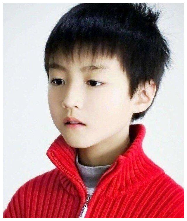 王俊凯童年图照合集,从小就拿捏着非凡气质的凯boss