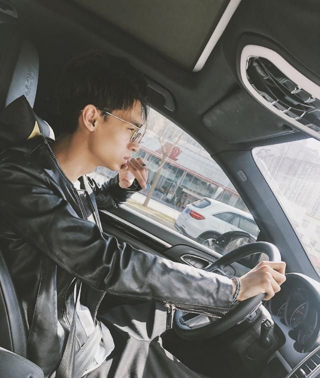 开着豪车说着相声,痞帅的秦霄贤穿衣竟会如此的"不正经"?__财经头条