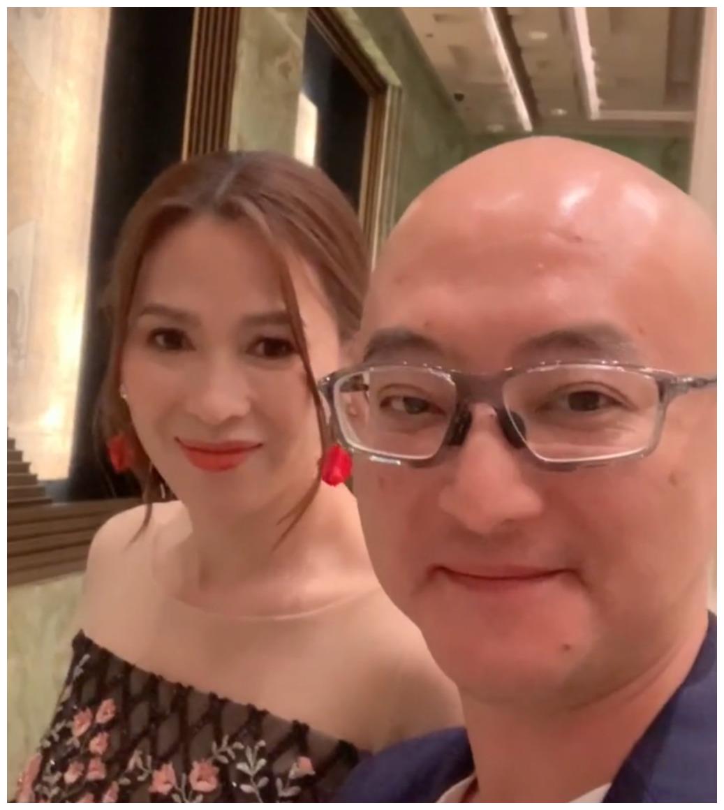 50岁梁琤罕现身,穿长裙冻龄似少女,当年出道与朱茵属同级美女