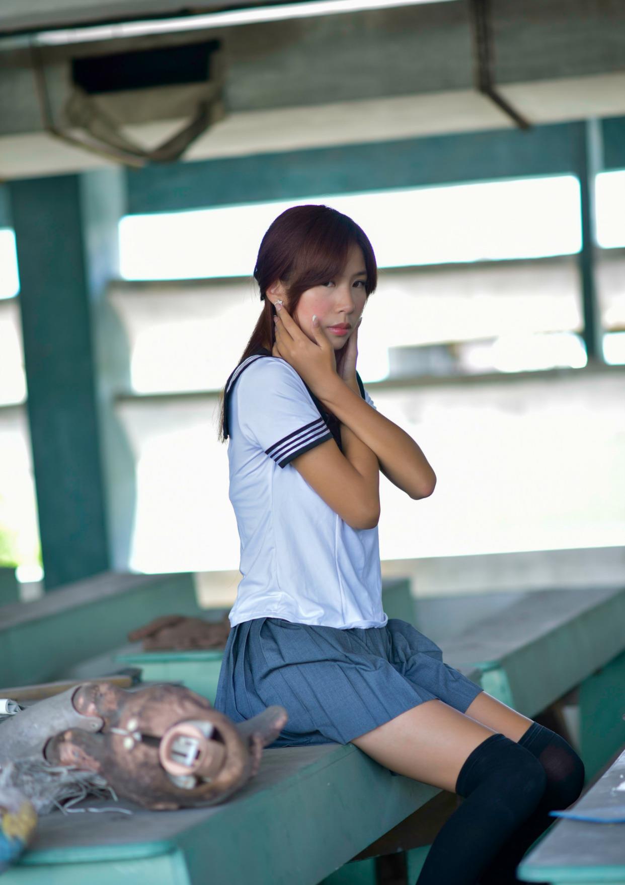 美女时尚穿搭秀:青春美少女时尚学生百褶裙清纯写真