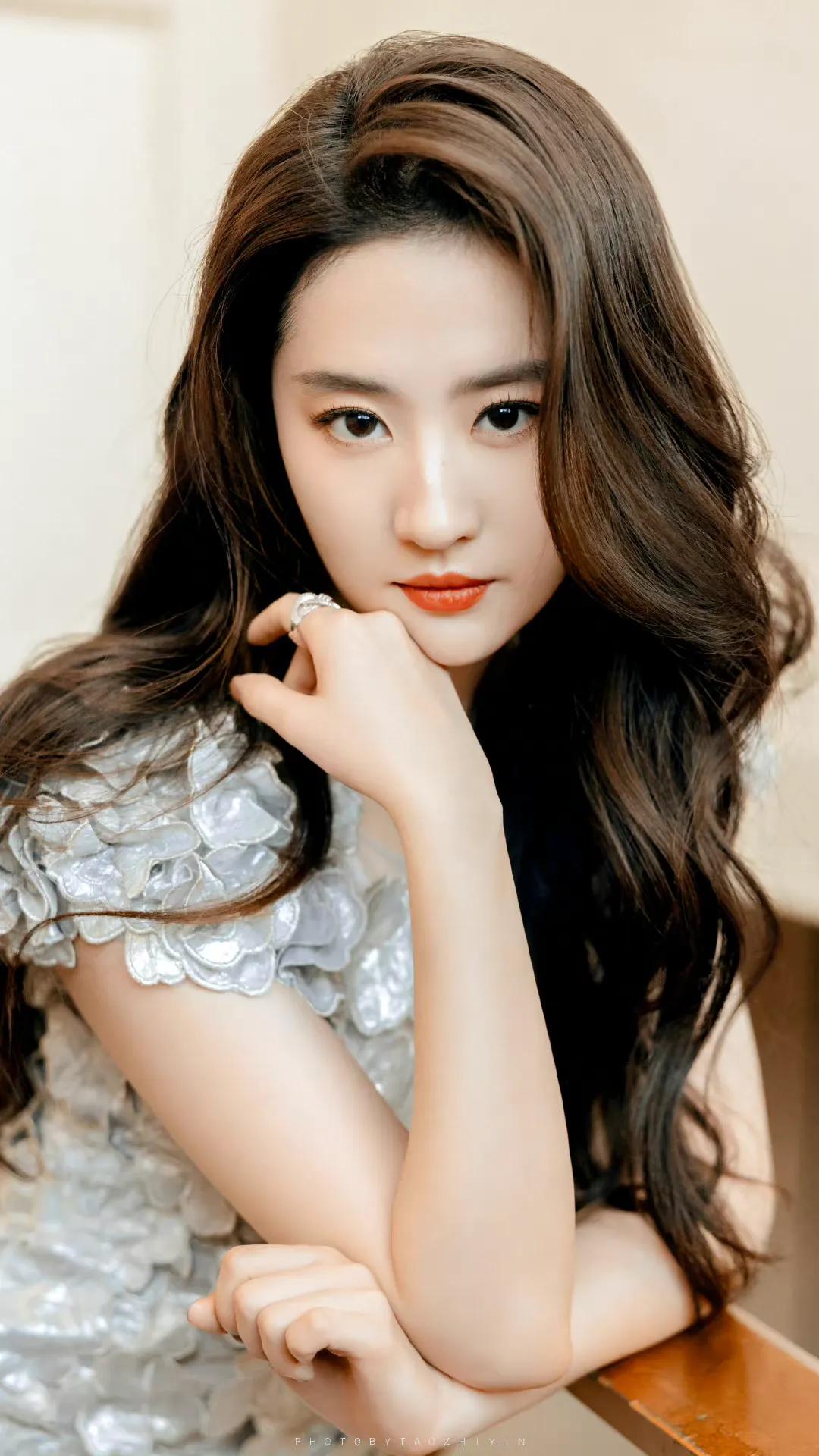 刘亦菲缱绻的发丝美艳动人