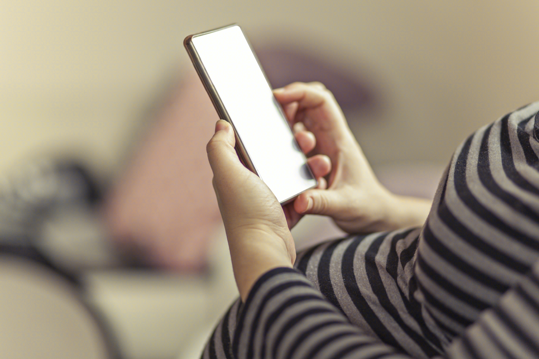 当孕妈熬夜刷手机时,胎宝宝在干什么?