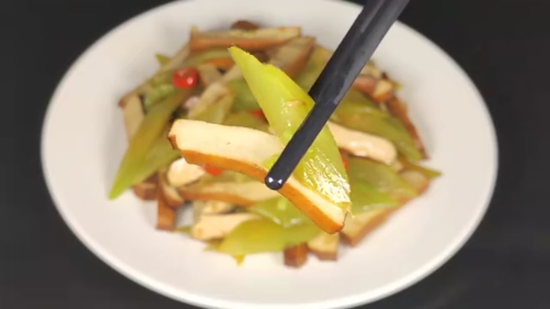 莴笋和香干搭配炒做出来口感脆爽鲜美入味比大鱼大肉好吃