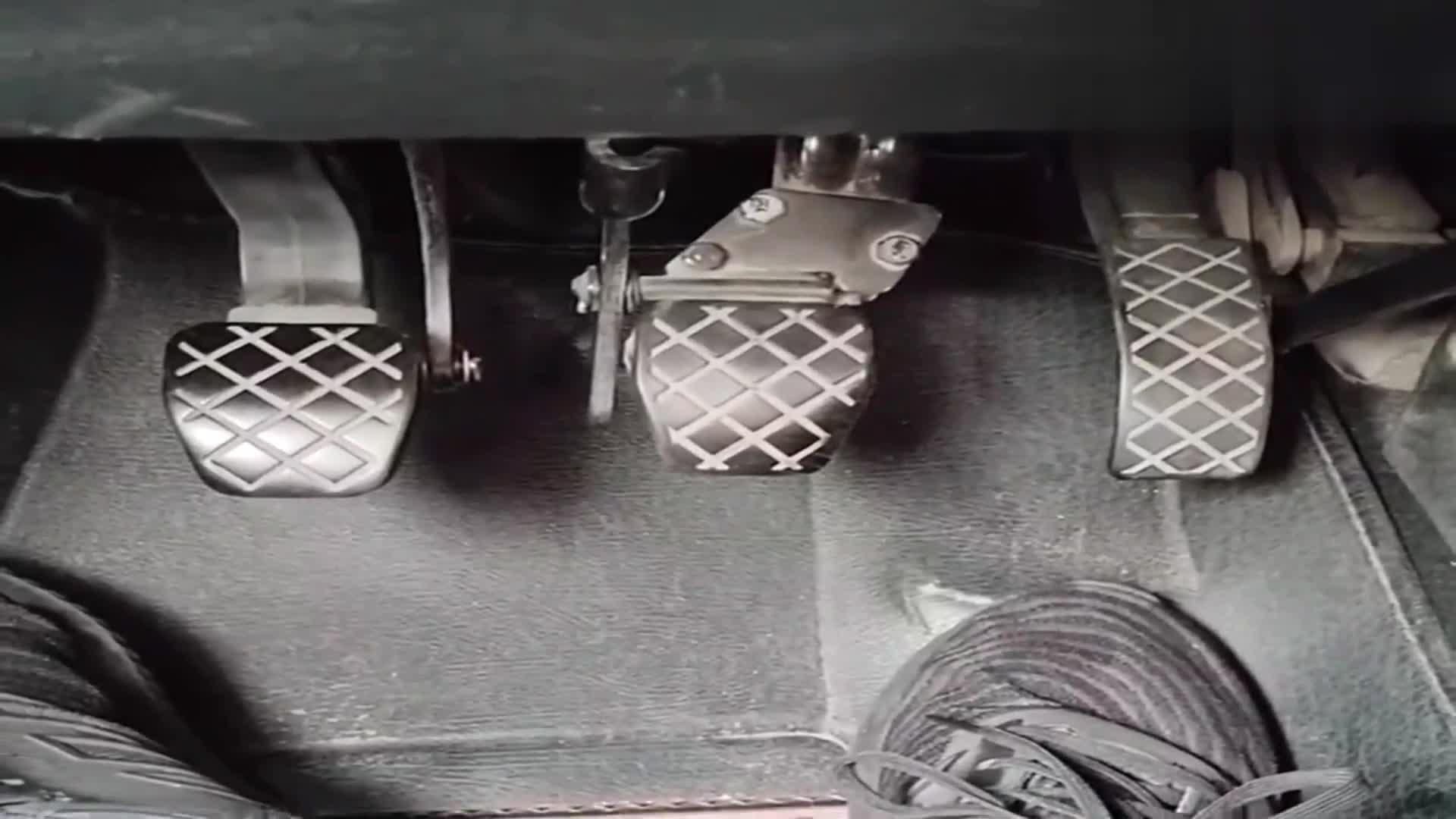 手动挡汽车的三个踏板是这样踩的,记住这几个口诀,驾考易过!