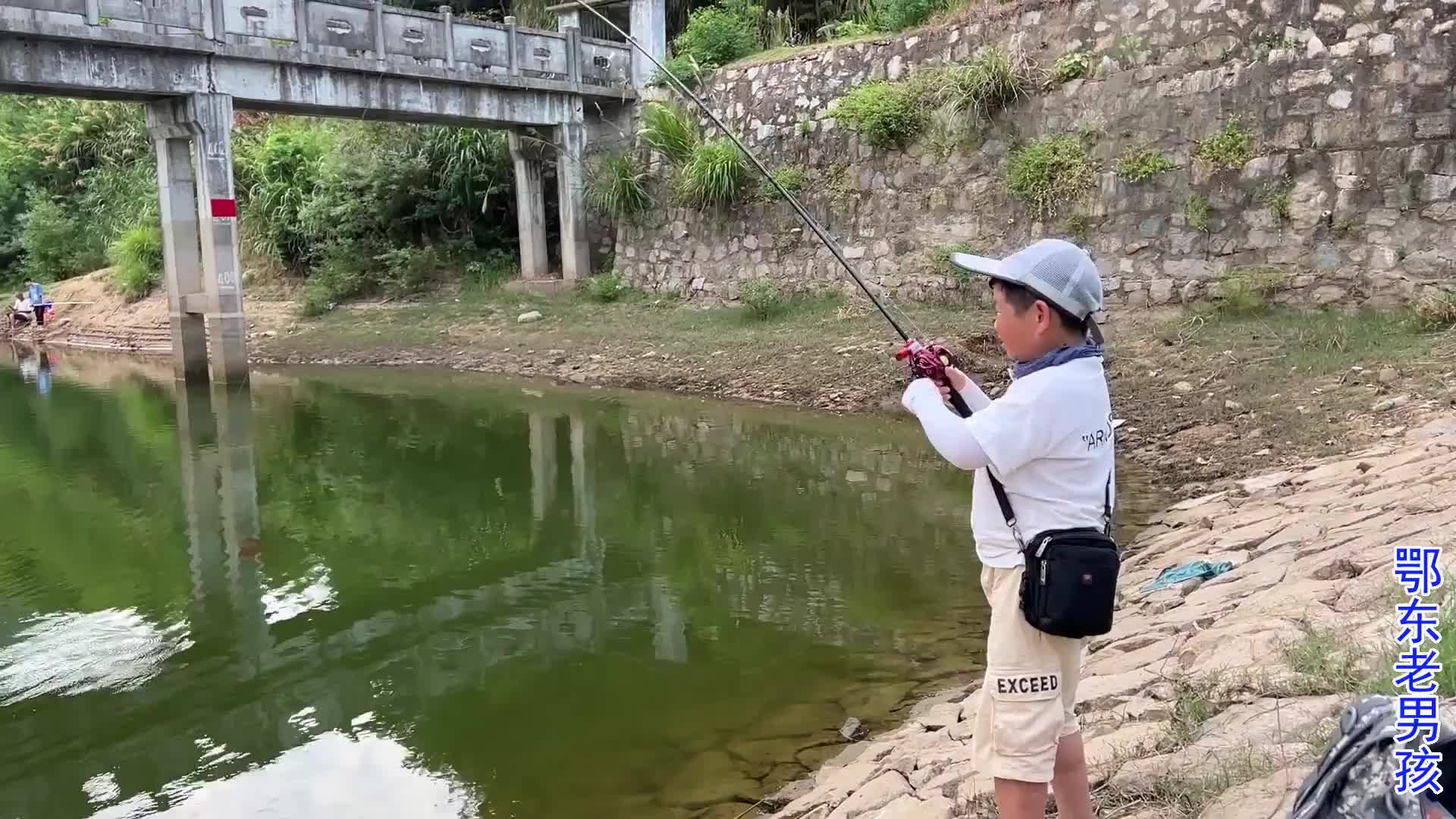 朋友带老男孩去山里水库打路亚，终于解锁人生第一条鳜鱼