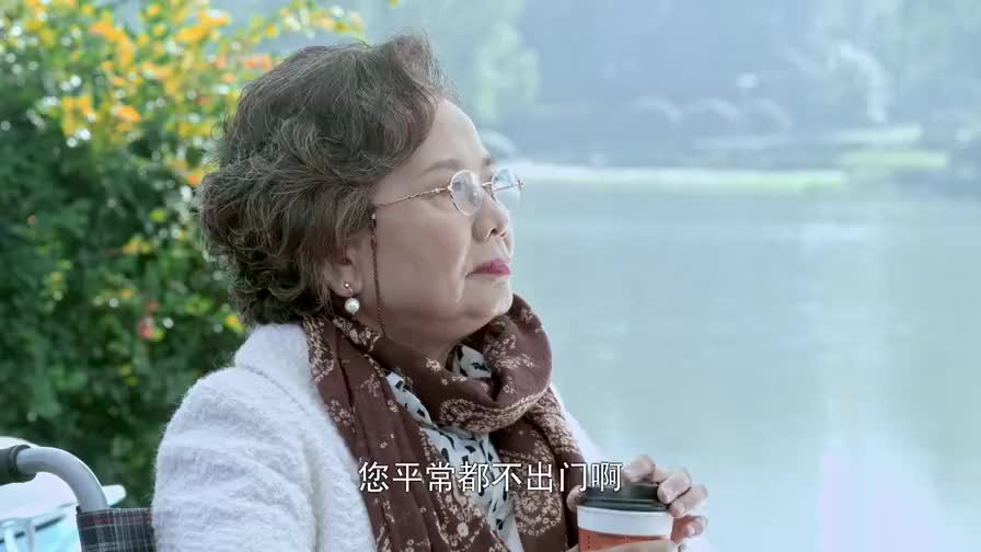 美梦成真:富老太坐轮椅还想跳舞,穷小子使妙招,让她"跳"起来