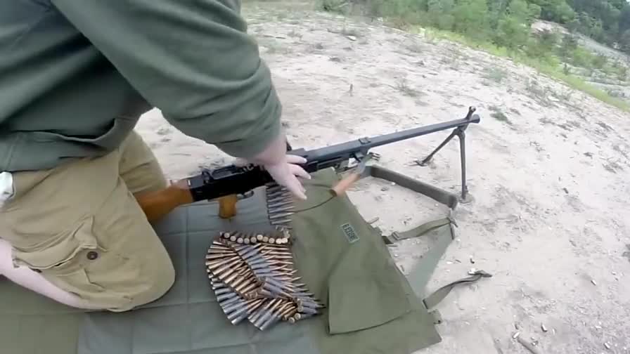 vz59式通用机枪射击,这样的子弹上膛,还是第一次见新鲜