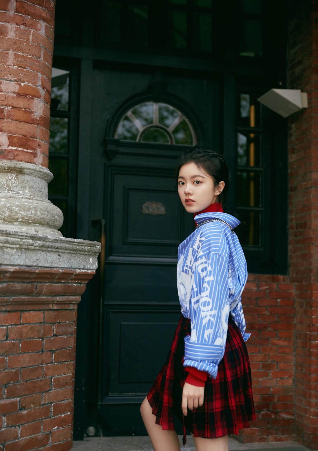 这还是林妙妙吗?17岁赵今麦条纹衫配开叉裙,小小年纪也太美了