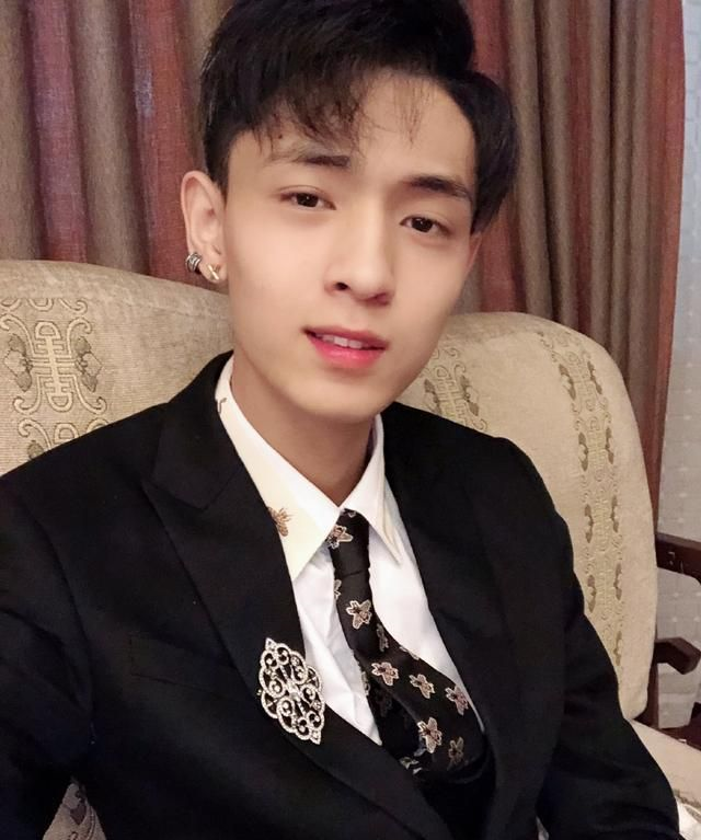 开着豪车说着相声,痞帅的秦霄贤穿衣竟会如此的"不正经"?__财经头条