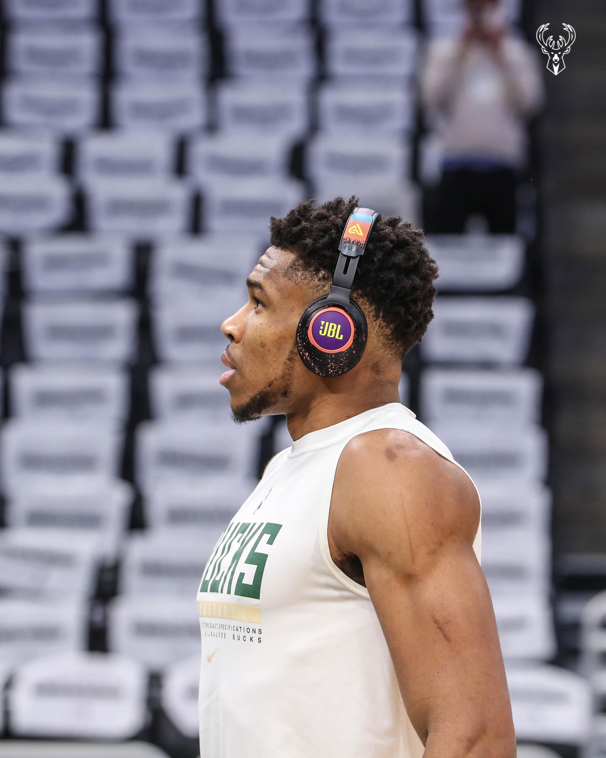 字母哥是最早进入球馆开始进行赛前热身的,他主要进行