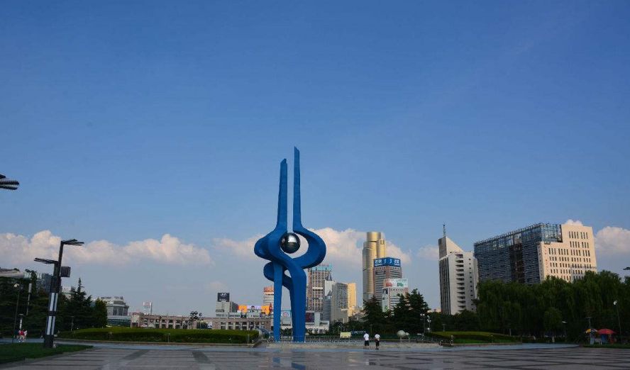 泉城广场:广场中心有一蓝色泉型雕塑,是济南地标性建筑